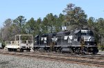 NS 5345 & 5262 are power from train P07, beside the shoving platform